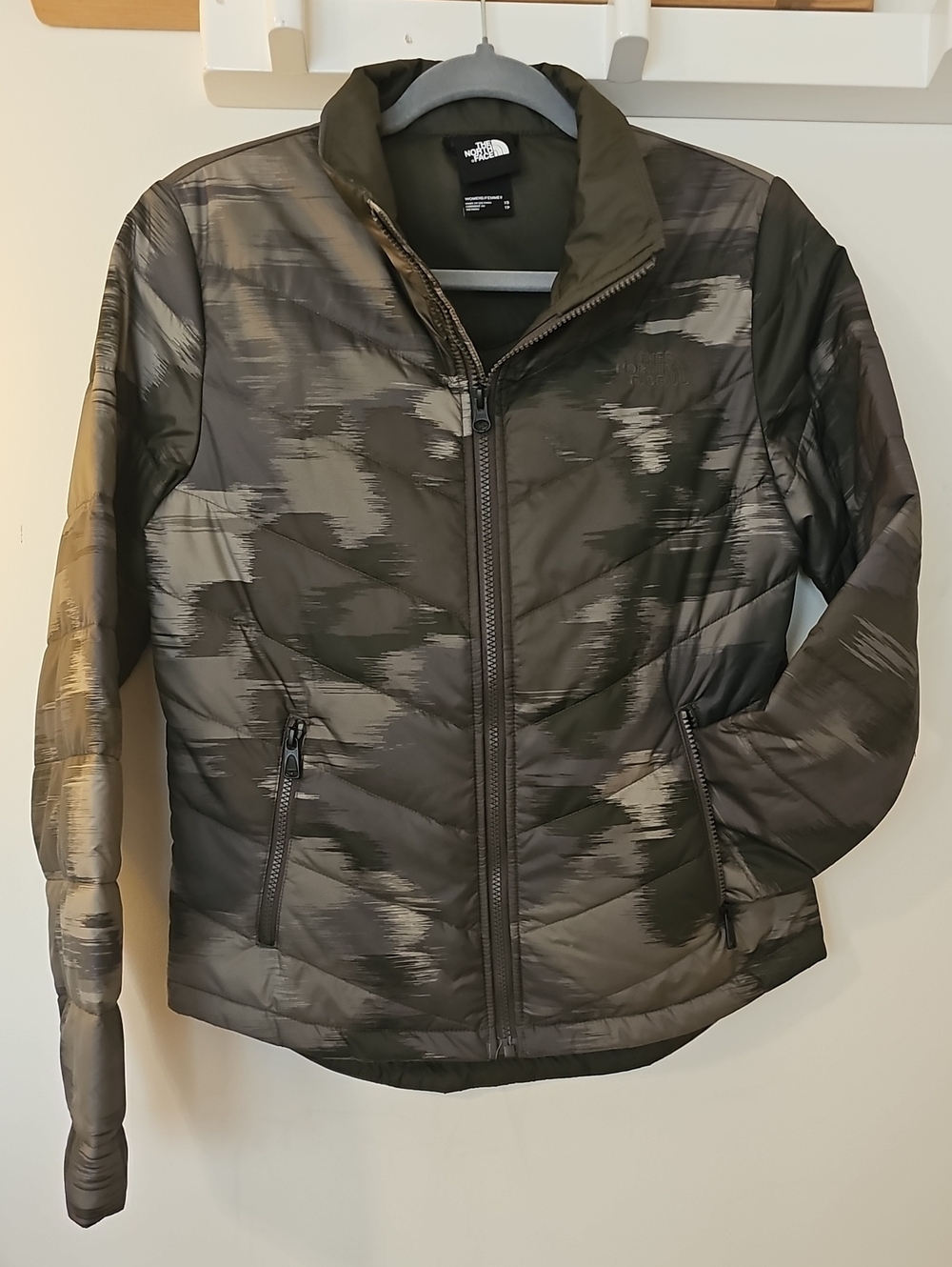 The North Face Women's Olive & Dark Green Camo Patterned Puffer Jacket